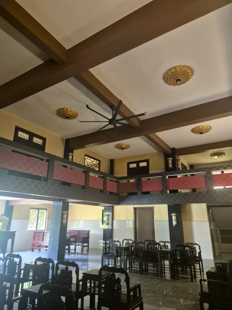 Quạt trần cánh lớn lắp cho chùa Huê Nghiêm 11 Quạt cánh lớn lắp phòng tiếp khách rộng gần 200m2 của chùa Huê Nghiêm