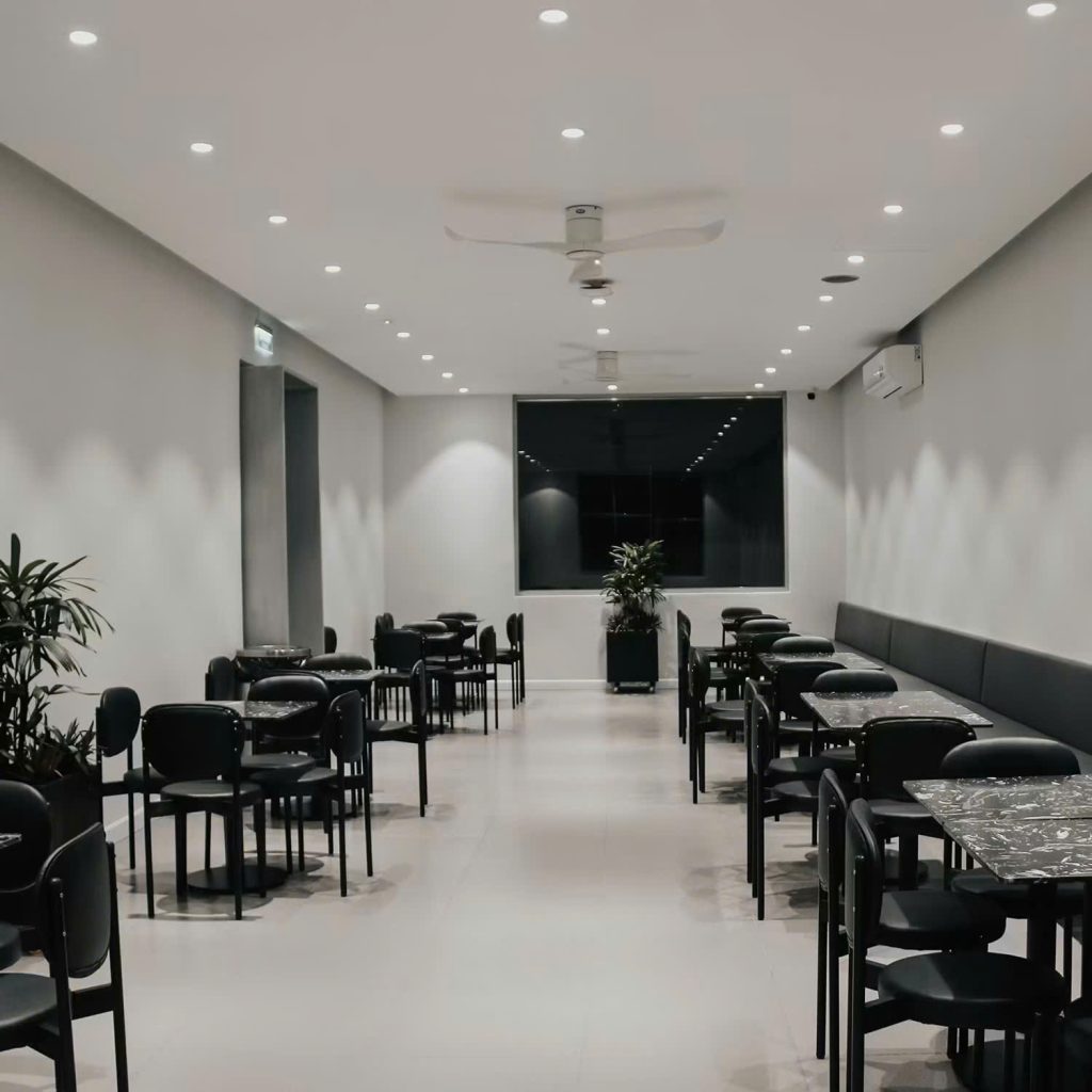 Quạt trần Mr.Vũ lắp đặt tại hệ thống thương hiệu BeMind Coffee 15 Quạt Slice ốp sát tại Cafe BeMind