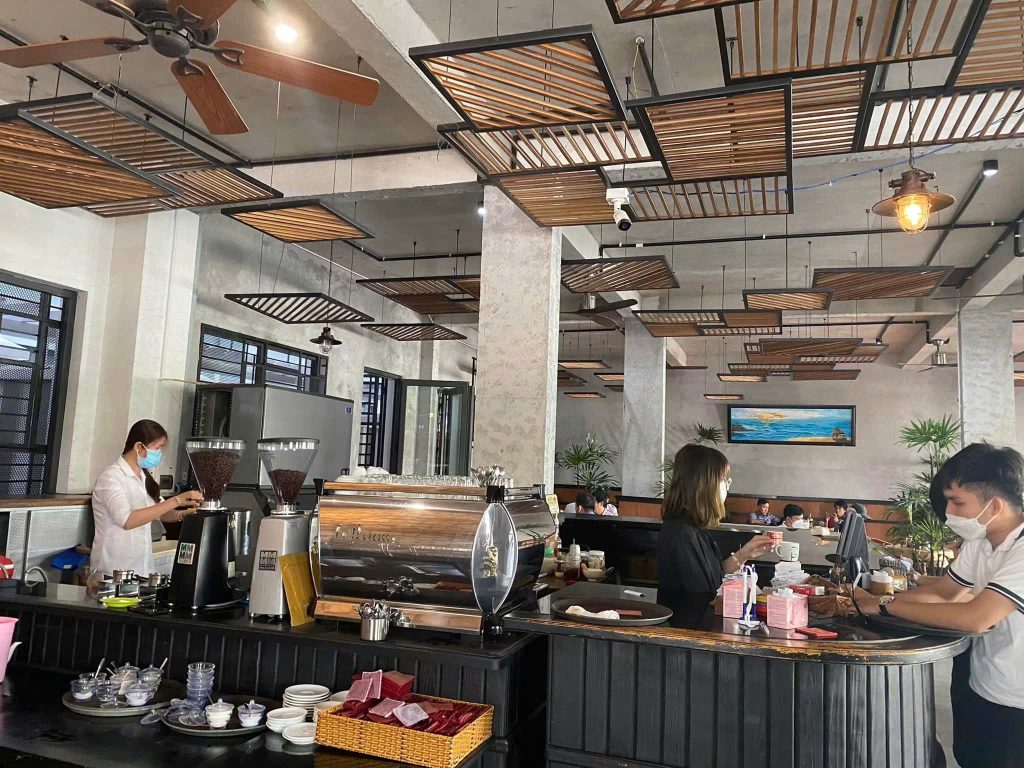 Quạt Trần Mr.Vũ Lắp Cho Cafe Đắng Đồng Tháp 13 Classic màu nâu cafe rất hợp phong cách quán