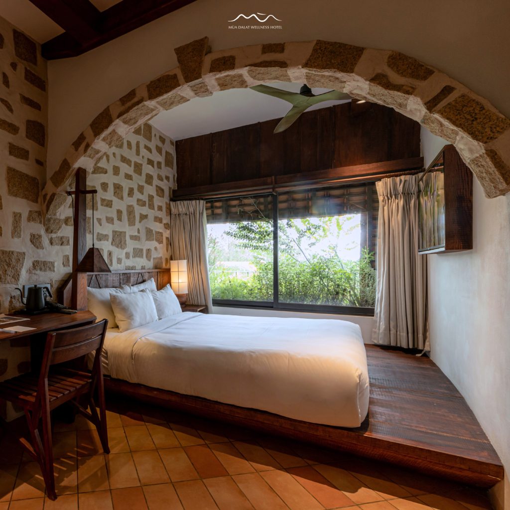 Phòng nghỉ tại Mùa Hotel Đà Lạt cùng quạt Mr.Vũ