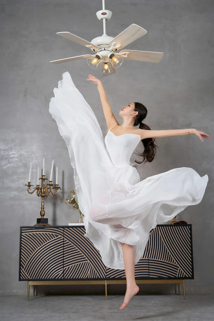 mau quat tran den classic trang mau quat tran den classic trang