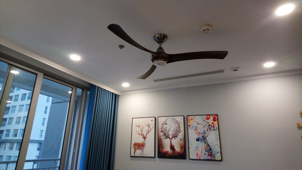 quat-tran-hien-dai-co-den-dep