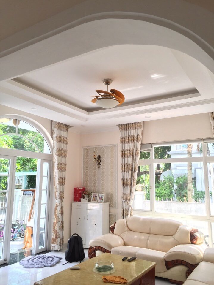 quat tran phong khach sole vang