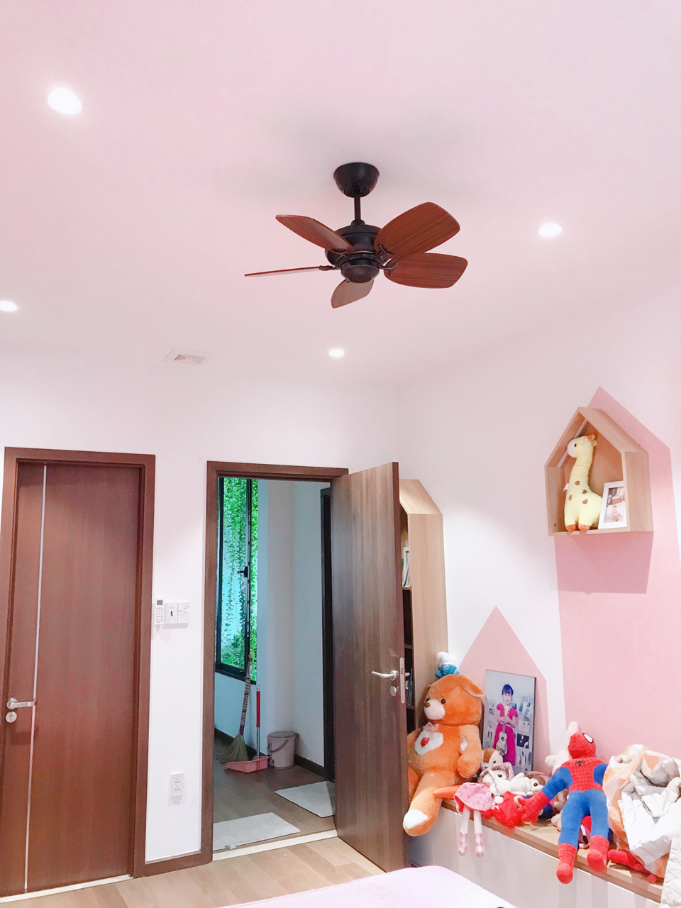 Mẫu quạt trần nhỏ nhắn xinh xắn cho phòng ngủ em bé rất phù hợp