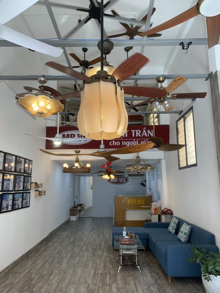 shwroom-quat-tran-trang-tri-tai-da-nang