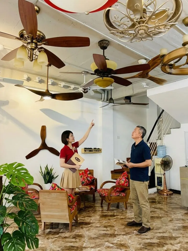 Quạt trần giá rẻ mua ở đâu uy tín? 7 tiêu chí và bảng giá 4 Kiểm tra quạt trần chạy thật tại showroom Mr.Vũ