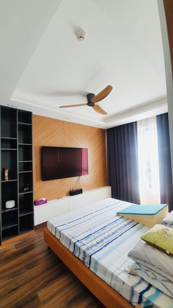 kệ tivi treo cho phòng ngủ