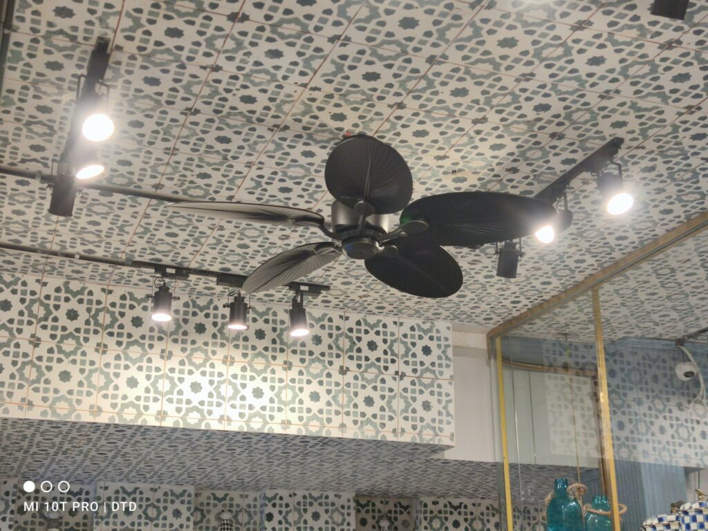 quat tran canh la mau den casa quat tran canh la mau den casa