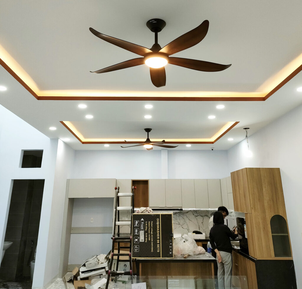 quat tran 5 canh co den cora1 quat tran 5 canh co den cora1