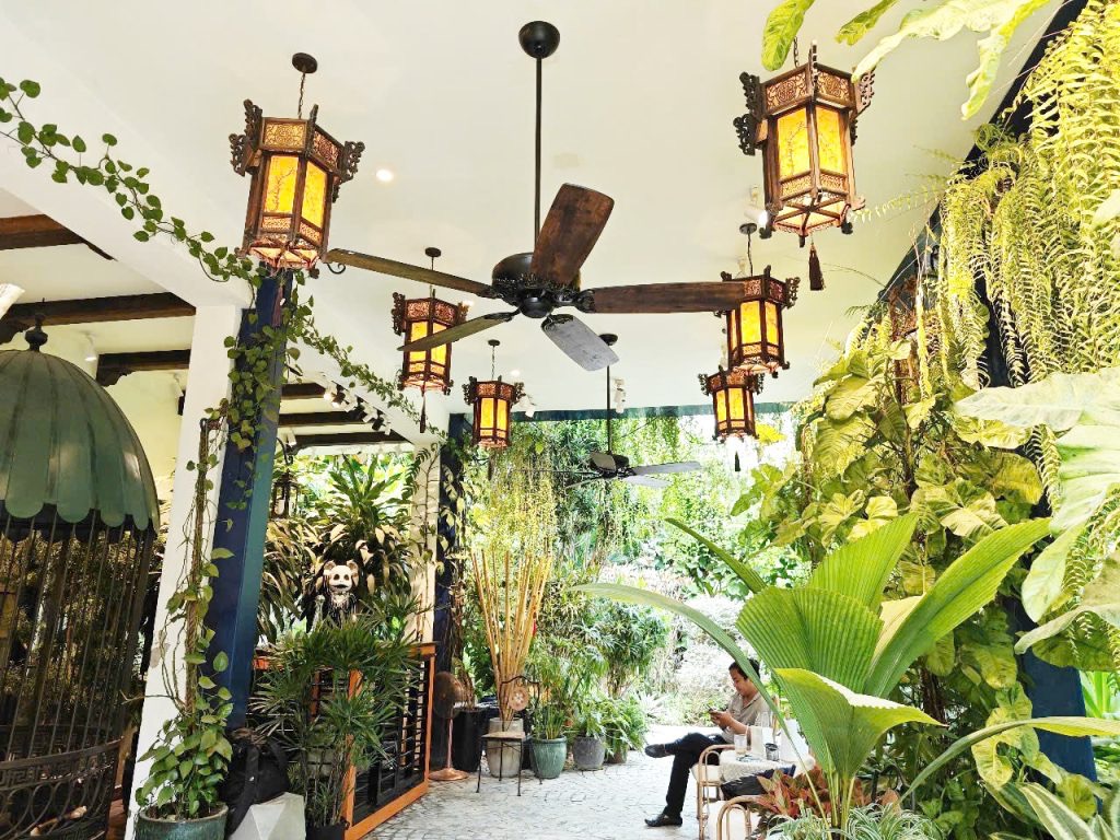 Quạt trần quán cafe làm mát đồng đều toàn bộ không gian