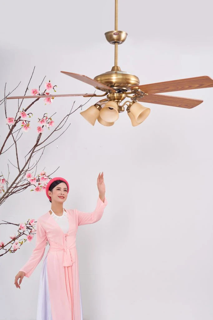 quat tran lotus den mau
