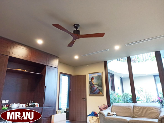 quat-tran-canh-go-tai-phong-khach quat-tran-canh-go-tai-phong-khach