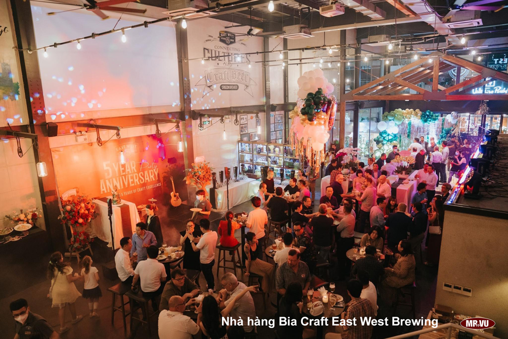 nha-hang-tai-quan-1-hcm-East-West