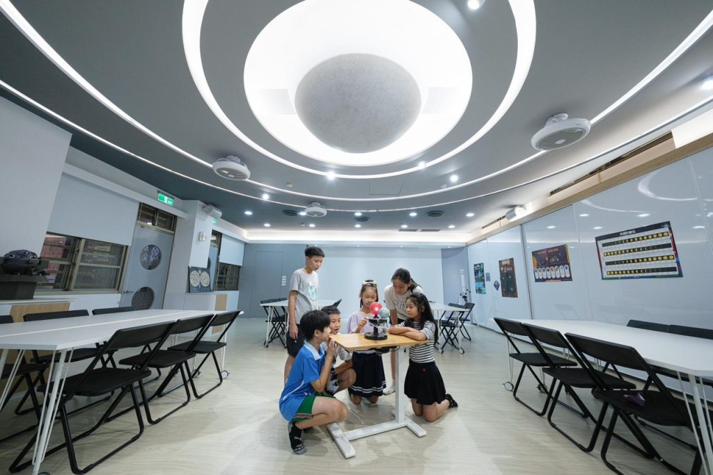 quat tran trong long aura