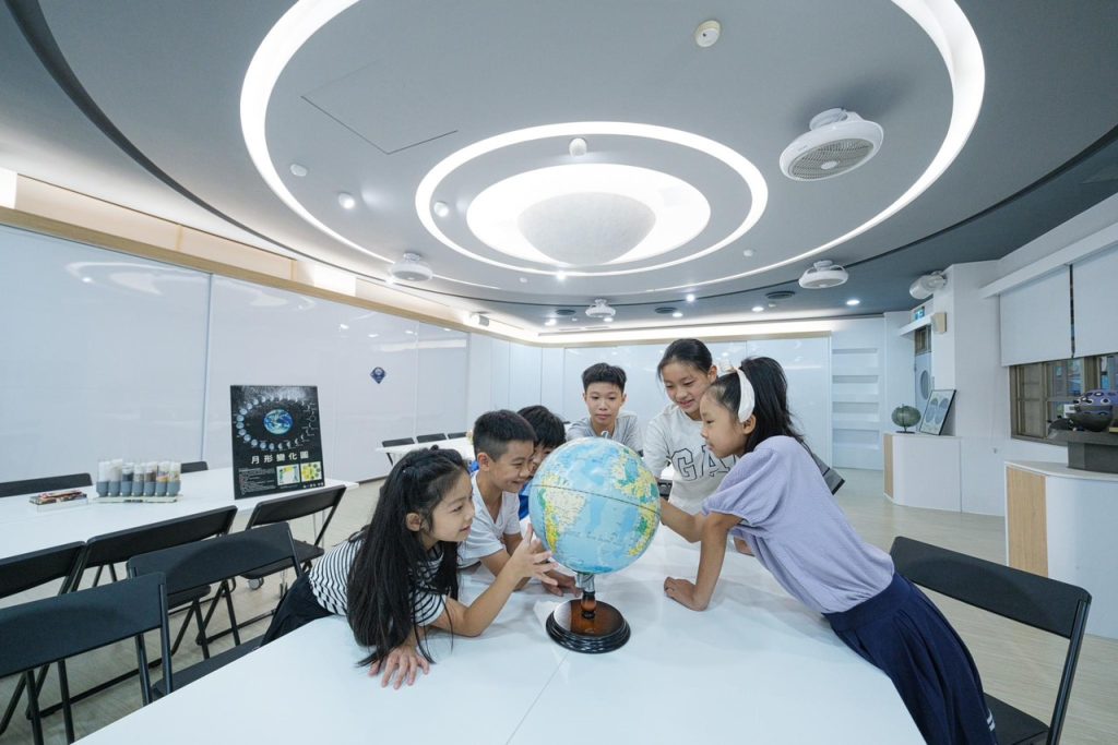 quat tran trong long aura1