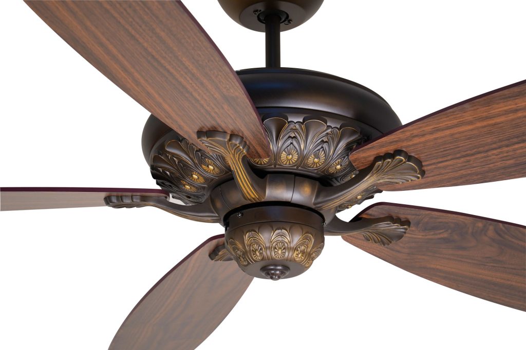 5 cánh gỗ kết hợp với thân quạt tạo nên điểm nhấn cho không gian