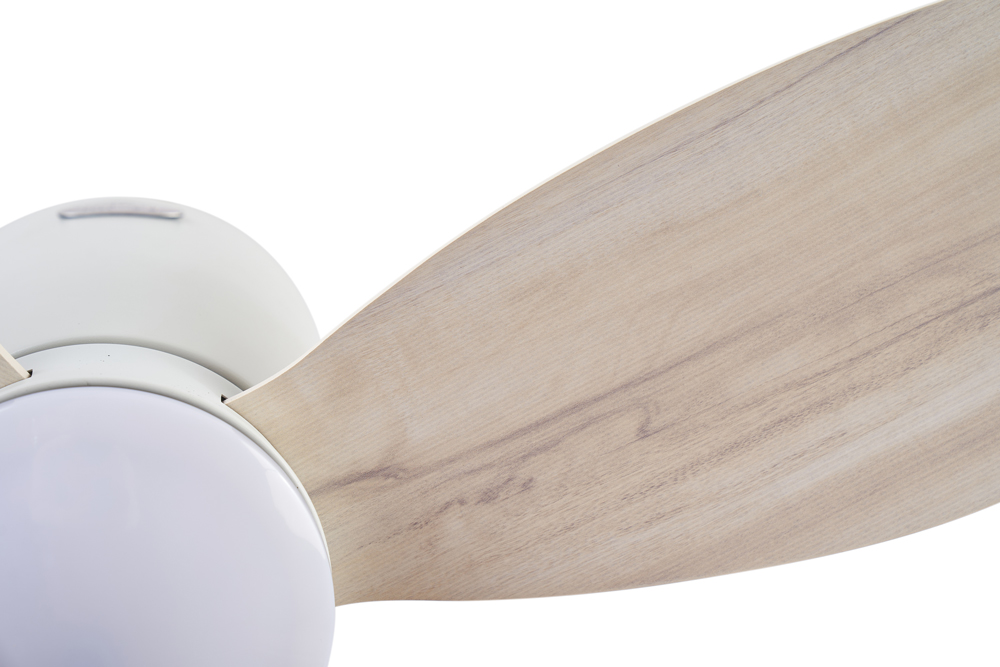 3 cánh quạt cong vút về phía đuôi giúp tạo lượng gió tốt