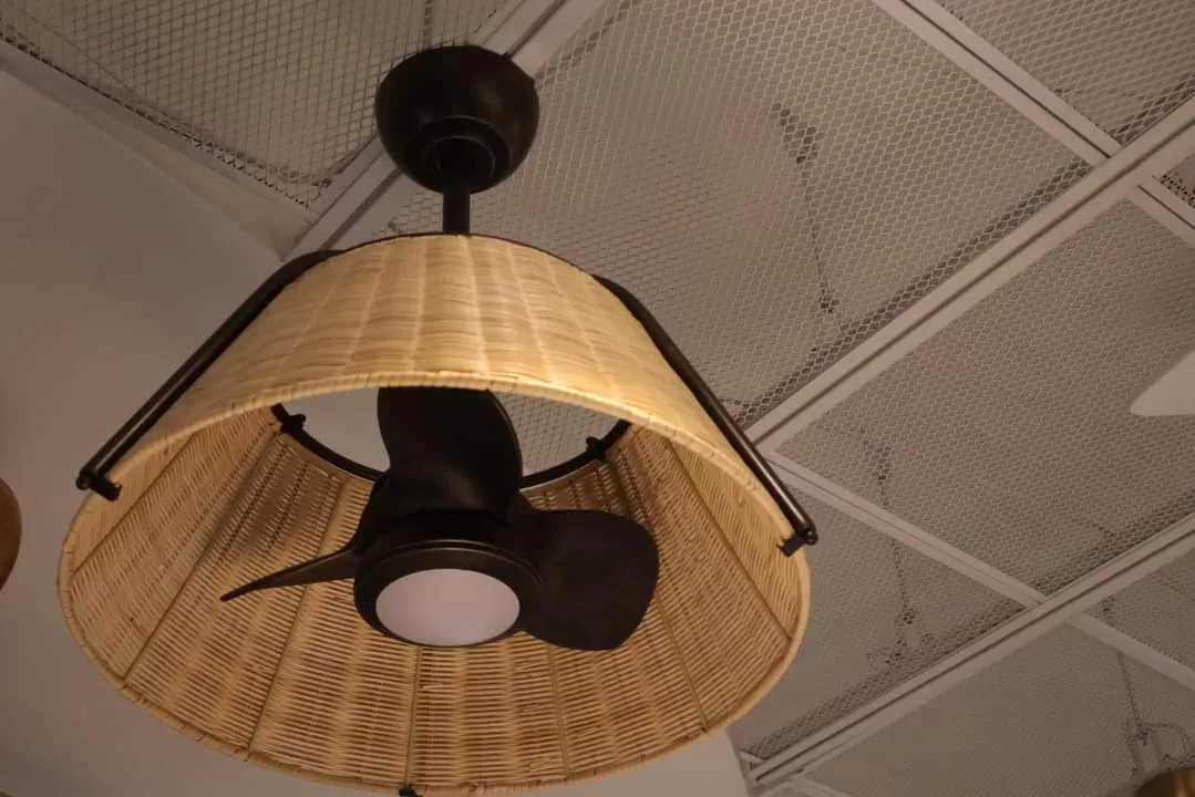Hình ảnh lắp đặt quạt trần nhỏ HAT tại showroom Mr.VU