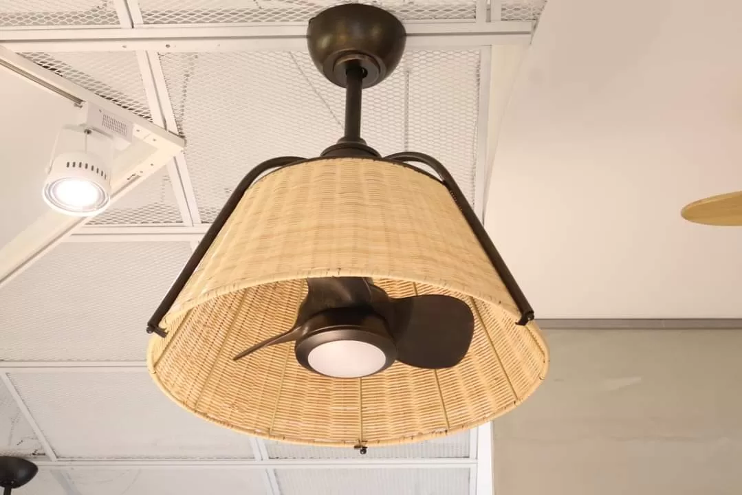 Hình ảnh lắp đặt quạt trần nhỏ HAT tại showroom Mr.VU