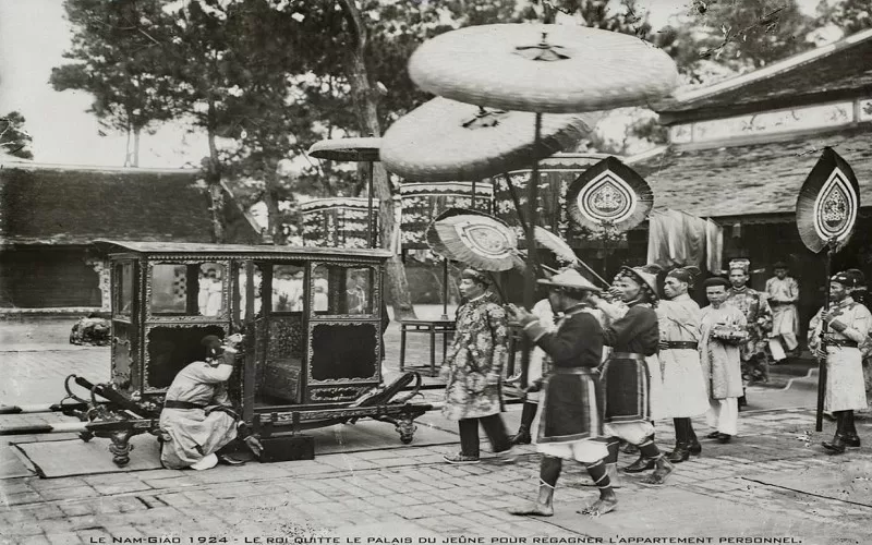 Nhung-chiec-quat-lon-quat-long-va-long-vang-hau-ha-vua-chua