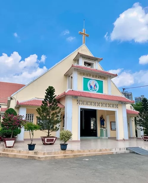 Không gian ngoài nhà thờ Thủ Thiêm