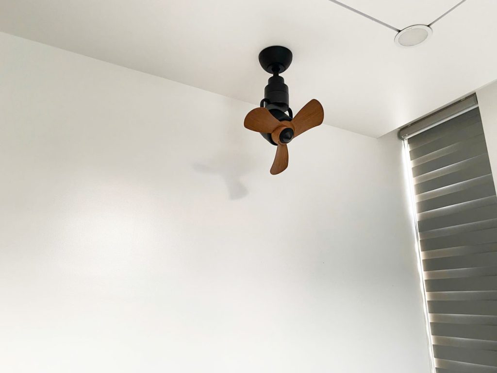 quat-nho-treo-goc-bon