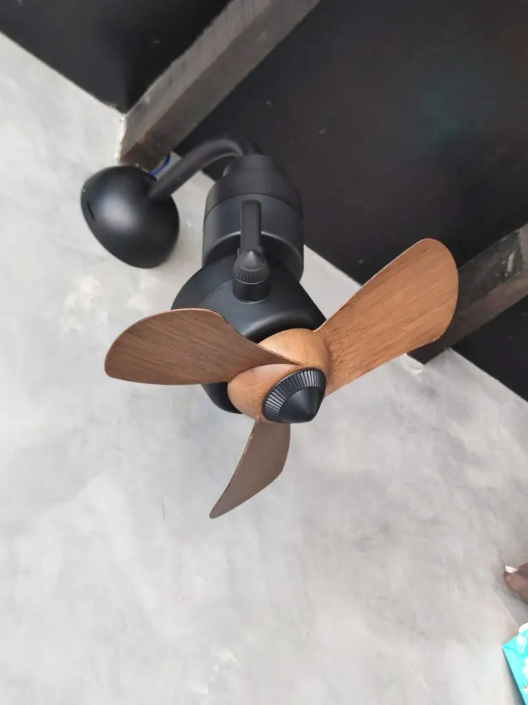 Quạt treo tường nhỏ Bon