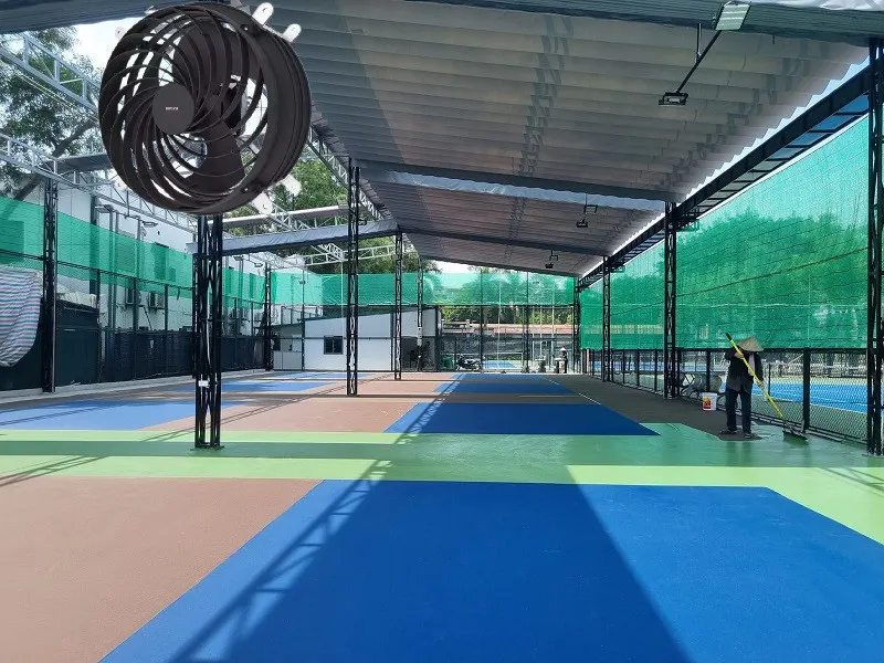 Quạt làm mát cho sân Pickleball thông thoáng không gian nhất 15 Quạt công nghiệp KOSMO-20G3 truyền luồng không khí lên đến 70 mét.