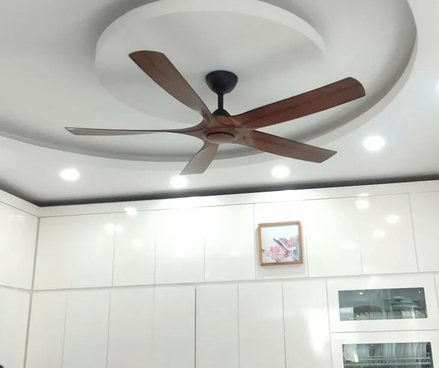 Trần thạch cao giật 1 cấp xung quanh lắp đèn led và chính giữa lắp quạt đang là xu hướng