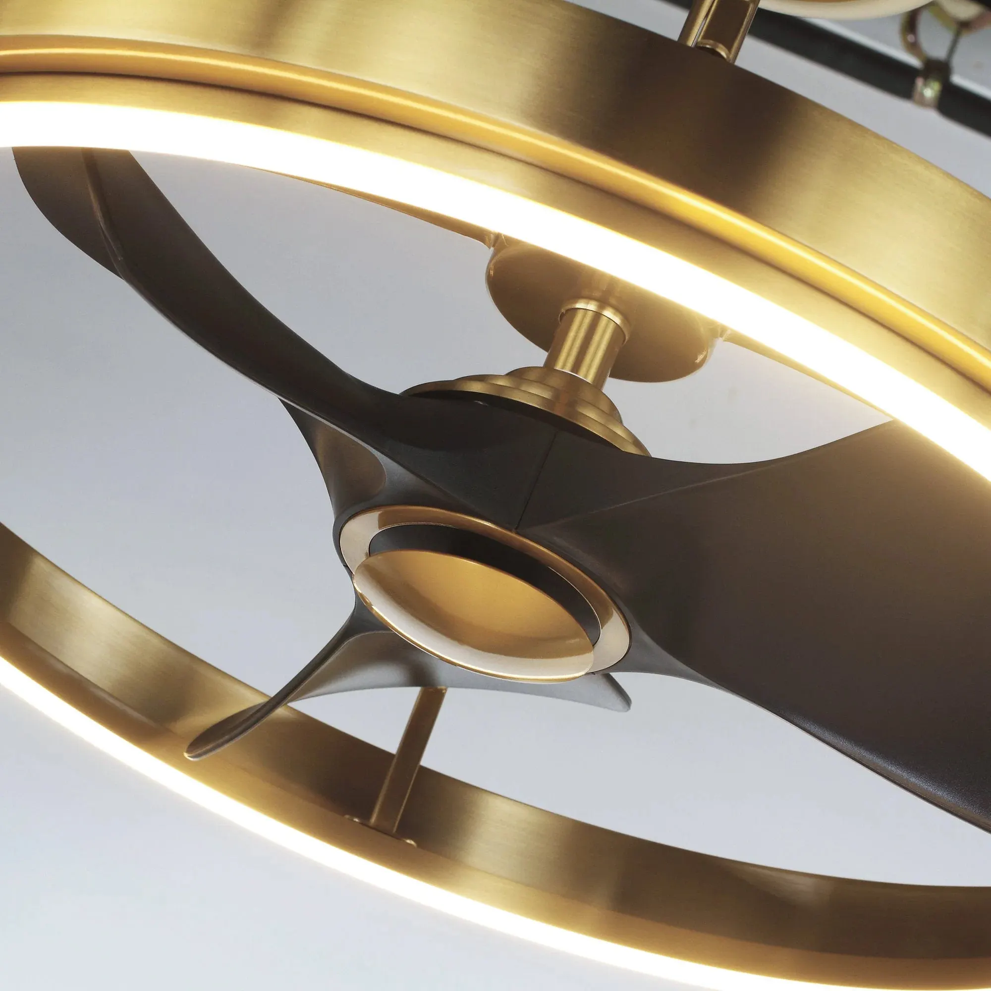 canh-quat-wheel 3 cánh màu đen kết hợp với khung quạt màu vàng gold rất sang trọng