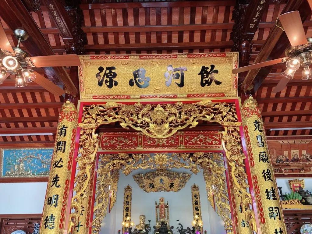 Cách Chọn Đèn Trần Phòng Thờ và Bố Trí Đèn Trần Hợp Phong Thủy 2 Đèn quạt lắp phòng thờ