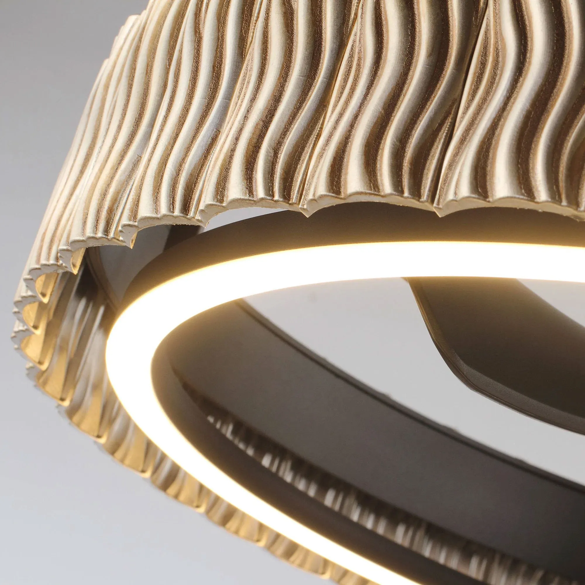 Đèn Led bao quanh quạt ánh sáng ấm