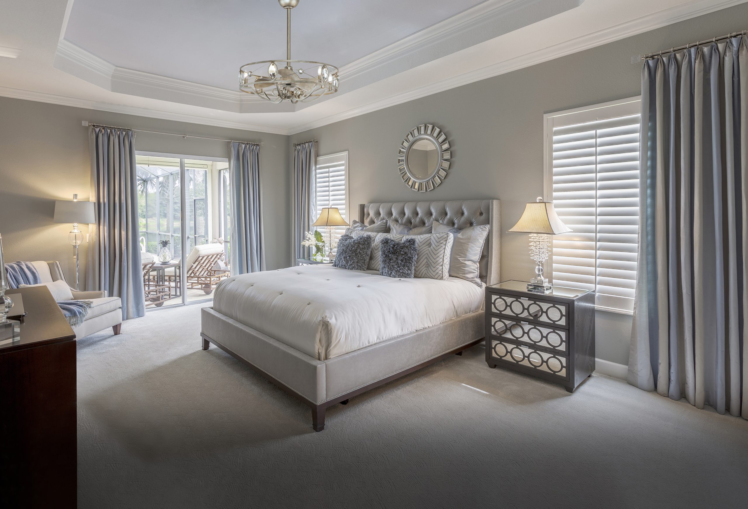 Large master bedroom in southwest Florida home Quạt Pha lê Diamond lắp trong phòng ngủ master