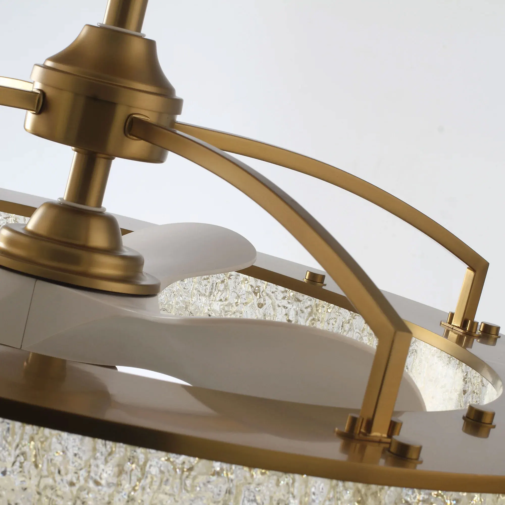 Thân quạt màu vàng Gold kết hợp với đèn Pha lê lấp lánh - Sang Trọng - Đẳng cấp