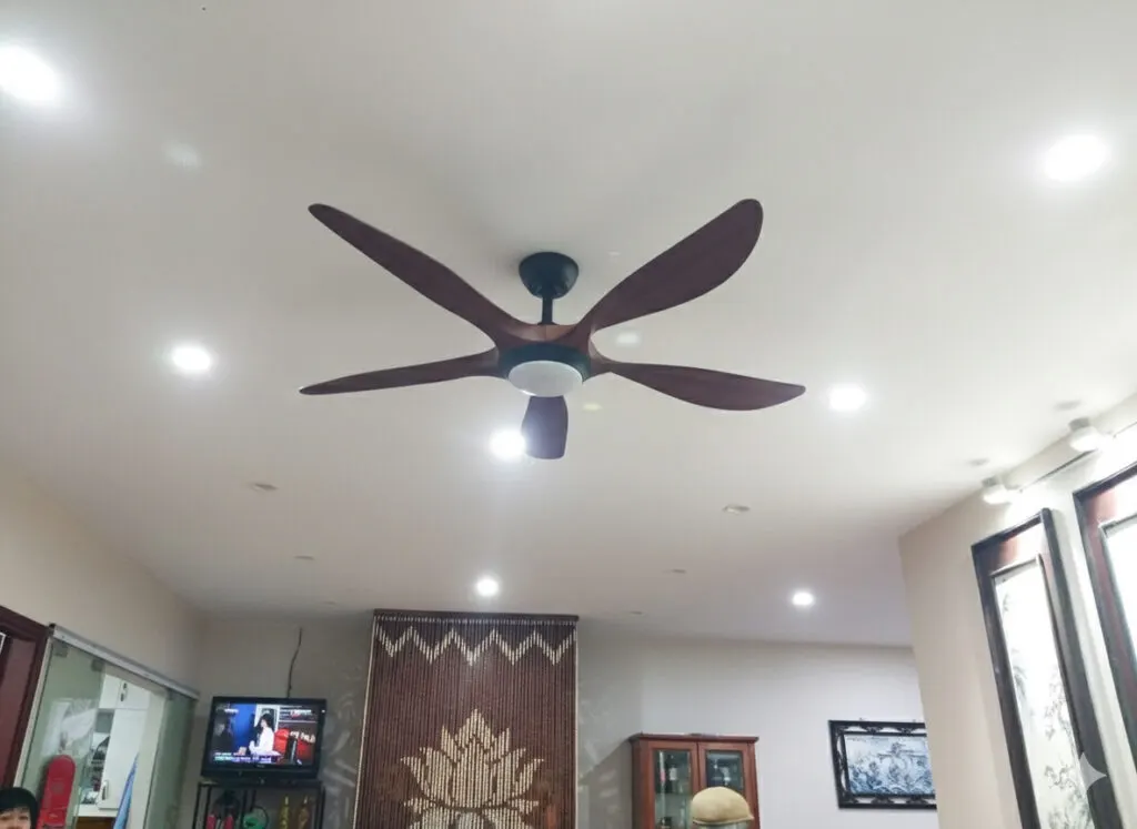 quat-tran-den-led-aero