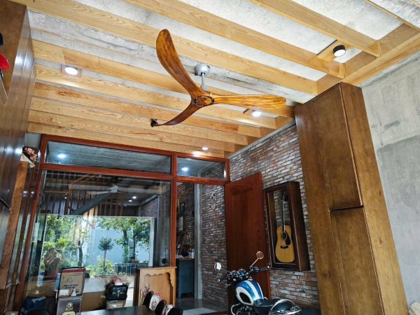 Cánh gỗ nhẹ và đầm, giúp động cơ vận hành êm ái