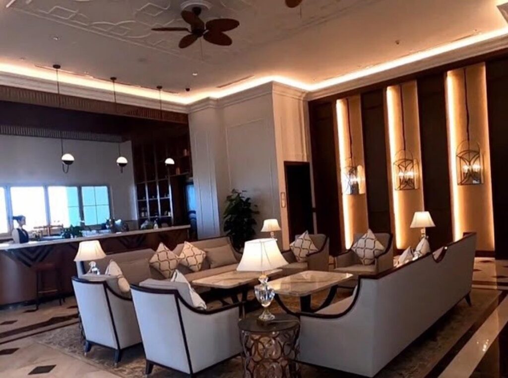 Cánh quạt có màu gỗ, kết hợp với phong cách mộc của resort, tạo nên vẻ đẹp thơ mộng, nhẹ nhàng.