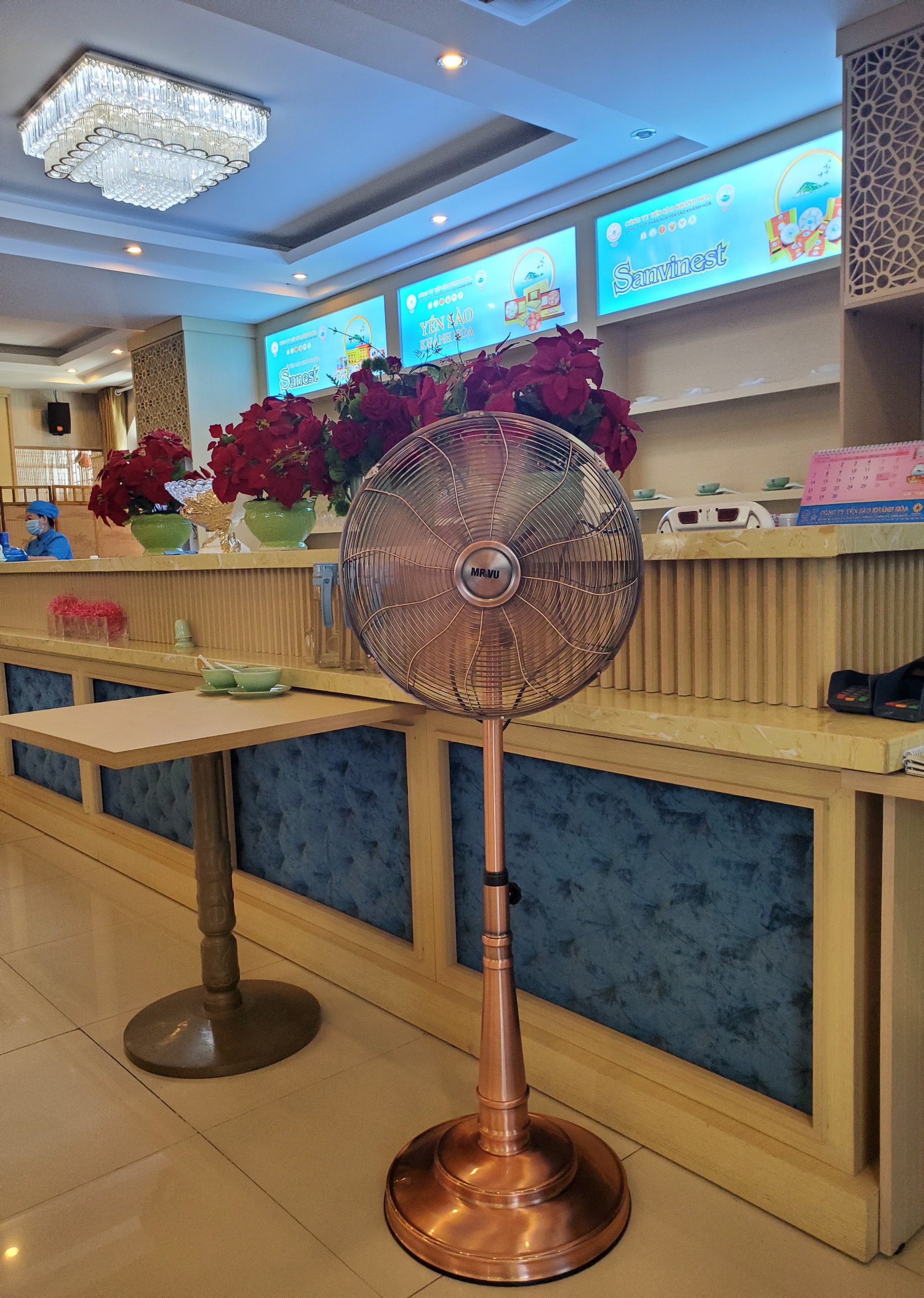 quạt đứng màu đồng đẹp mát êm