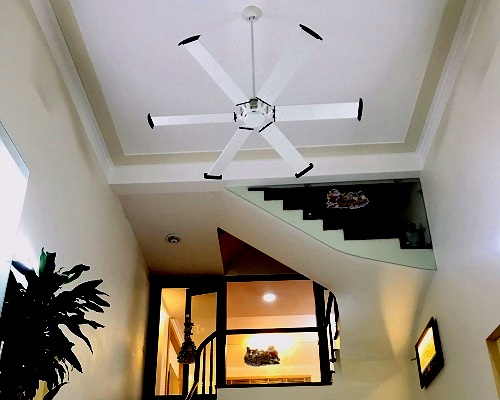 Quạt trần cho khu công nghiệp lấy cảm hứng từ cánh trực thăng 14 Mẫu quạt Mega lắp đặt trong nhà ở.