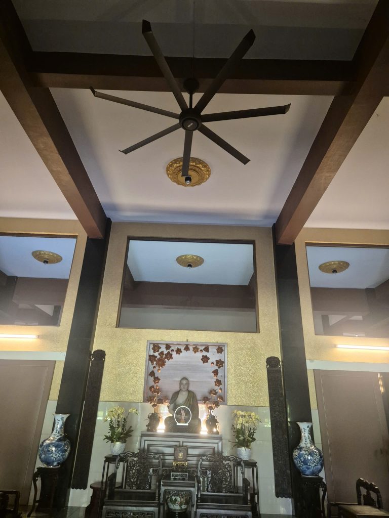 Quạt trần cánh lớn lắp cho chùa Huê Nghiêm 10 Phòng khách chùa Huê Nghiêm